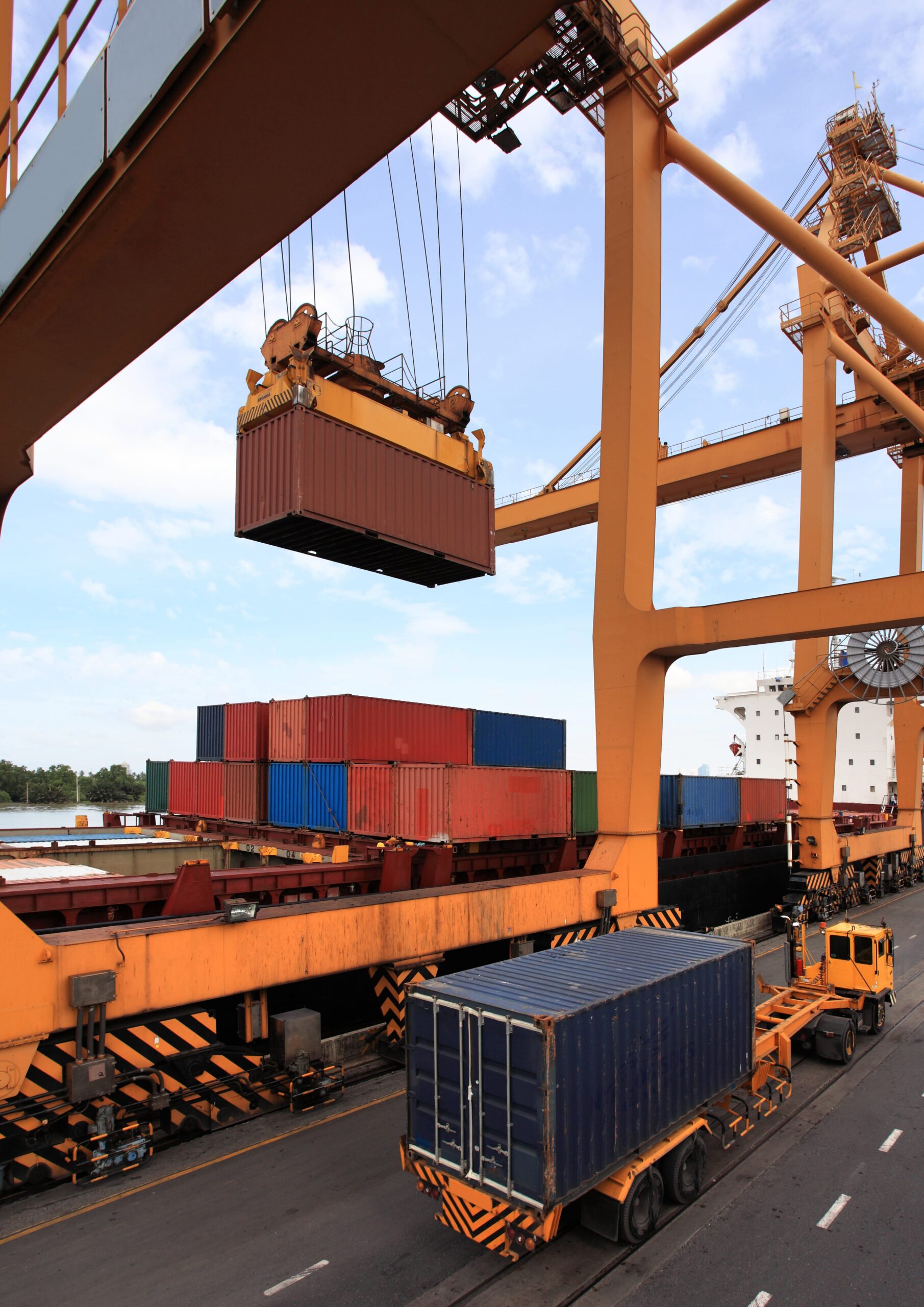 business-logistics-concept-container-cargo-min